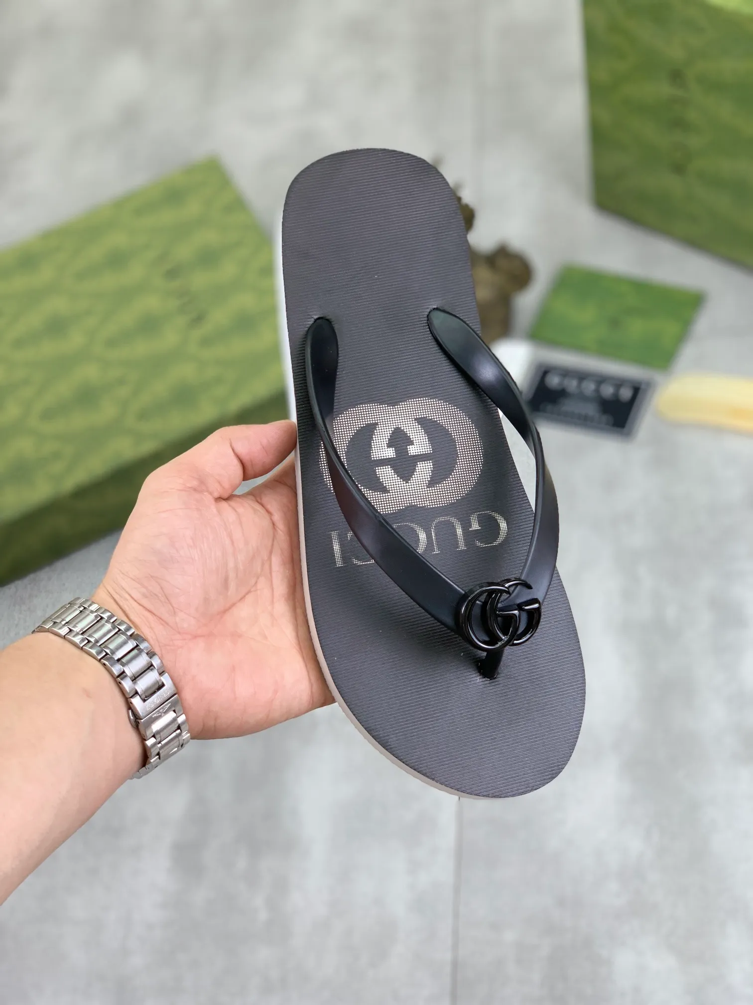 Men's men's shoes 💰P220💰【New style】🆘【GUCCI】Official website's popular Gucci adult couple 🧑‍🤝‍🧑 style, children's flip-flops are on sale at the counter simultaneously! Original fabric imported from Italy. Original bottom provided by the original factory. Size: Adult 36-45. Children’s size: 30-37. Multiple colors available.